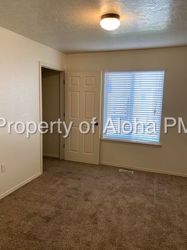 Roomy 3 Bedroom 2 Bathroom off of Pine in Meridian! property image