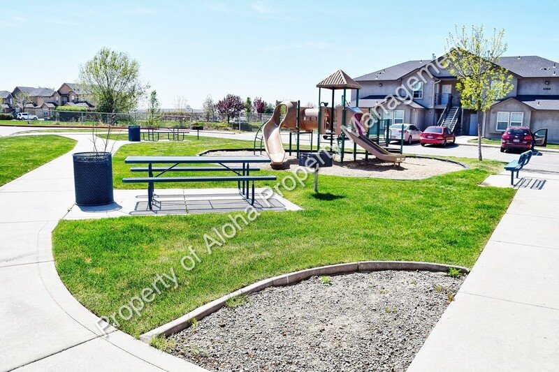 Roomy 3 Bedroom 2 Bathroom off of Pine in Meridian! property image